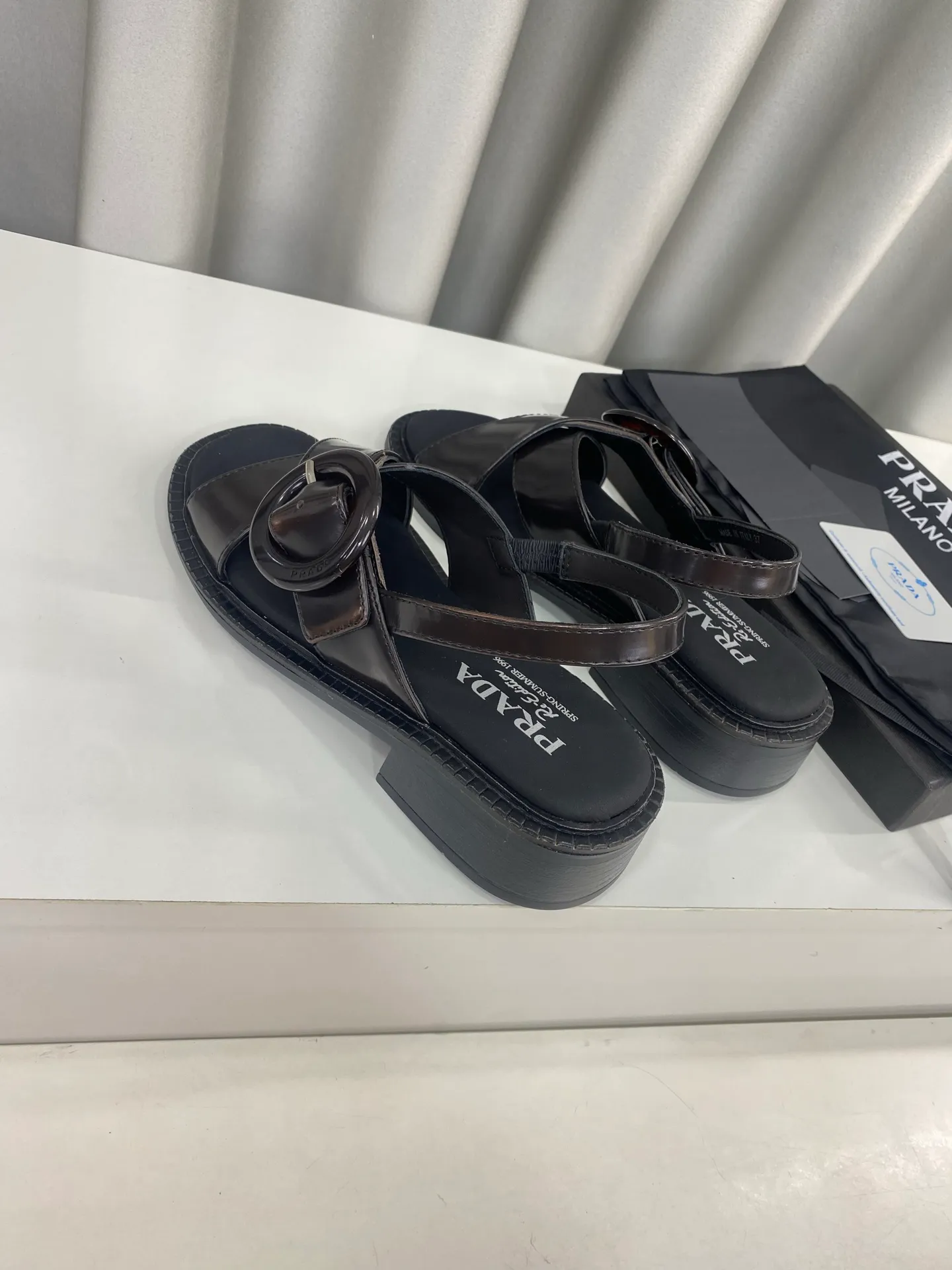 💕💕Factory direct selling price p500💕💕 Prada 25ss spring and summer new style cross thick heel sandals ☑️ Many Internet celebrity fashion bloggers are planting grass. Summer must-have sandals. Retro fashionable and avant-garde soles with uppers make the whole pair of shoes light and comfortable. Satisfy the various choices of fashionable people of different styles. The upper feet are very comfortable. The iconic metal triangle logo matches the shape of ancient beach sandals. Every design is fashionable ▪Upper: Made of original imported cow patent leather ▪Inner foot pads: sheepskin ▪Sole: Original customized rubber outsole ▪Size: 35-40 (customized for 40 yuan, non-refundable)